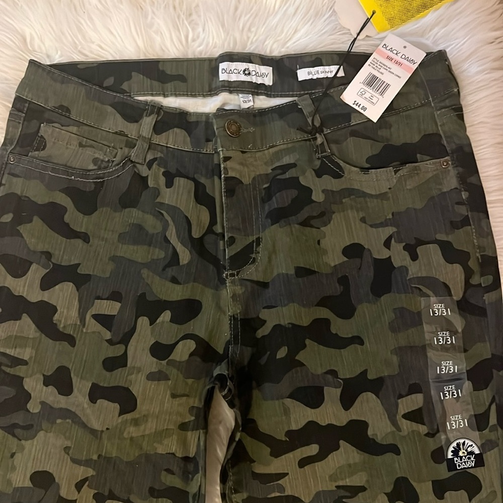 Black Daisy camouflage skinny jeans Size 13/31